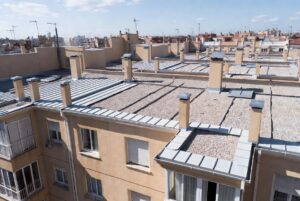 Tejado de comunidad de vecinos con canalones en Madrid