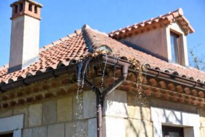 Canalón obstruido en comunidad de vecinos de Madrid