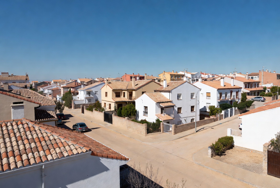 Tejados y canalones en barrio residencial de Madrid listos para el otoño