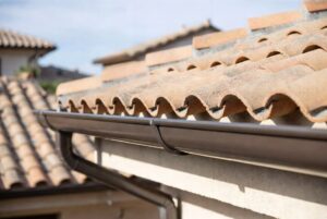 Canalón de aluminio continuo en tejado de chalet