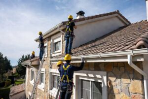 Equipo instalando canalones en un chalet de Madrid