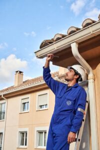 Técnico realizando reparación de bajante en vivienda